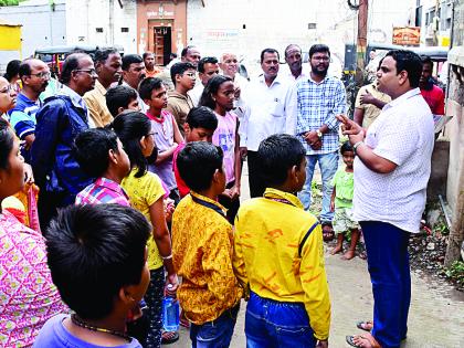 The children were mesmerized even in the pouring rain while listening to the history of martial law and the bravery of the martyrs. | ‘मार्शल लॉ’ चा इतिहास, हुतात्म्यांची शौर्यगाथा ऐकताना चिमुकले भर पावसातही झाले मंत्रमुग्ध