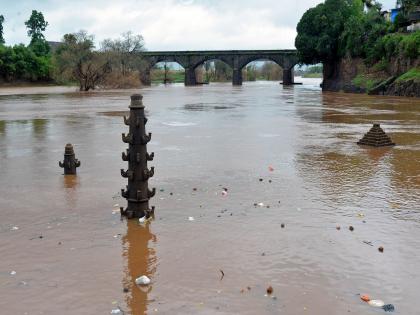 Heavy rain in Kolhapur; Rise in Panchganga water level, 31 dams under water | कोल्हापुरात जोरदार पाऊस; पंचगंगेच्या पाणी पातळीत वाढ, ३१ बंधारे पाण्याखाली