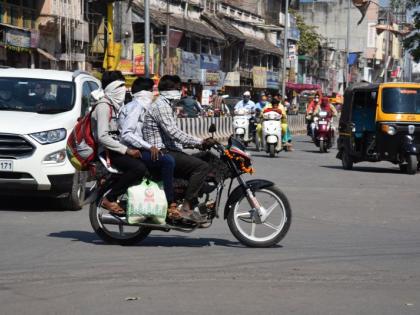 Triple seat on motarcycle even after police action in Akala city! | दंडात्मक कारवाईनंतरही अकाेला शहरात ट्रिपल सीट जोरात !