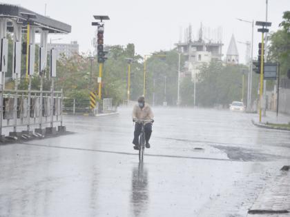 Heavy rains in Solapur; Water in the markets ... | सोलापुरात जोरदार पाऊस; बाजारपेठांमध्ये साचले पाणीच पाणी...