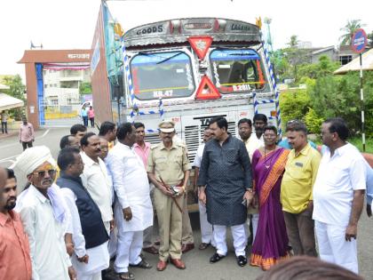 The truck carrying the EVM that was missing due to the flood has arrived in Solapur | महापुरामुळे रस्ता चुकलेला ईव्हीएम घेऊन जाणारा ट्रक आला सोलापुरात