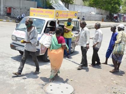 Food cravings in circulation; The bread came, Ray ... saying the hungry ones ran after the car | संचारबंदीत अन्नाची ओढ; भाकरी आली रे... म्हणत भुकेल्यांची गाडीमागे धावाधाव