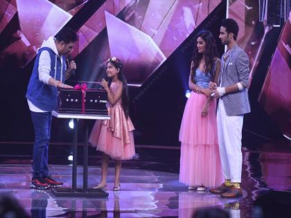 Kumar Sanu gifts a harmonium to contestant of Dil Hai Hindustani 2 | ‘दिल है हिंदुस्तानी-2'च्या मंचावर कुमार सानू यांनी सौम्याला भेट दिली हार्मोनियम