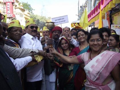 Greetings to phule couples by Magnificent Rally in Pune | पुण्यात भव्य रॅलीव्दारे फुले दांपत्याला अभिवादन 