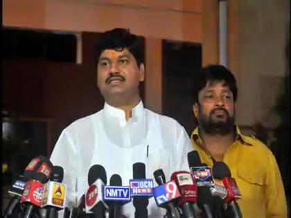 Minister Dhananjay Munde committed atrocities under the pretext of giving a chance in Bollywood | बॉलीवूडमध्ये संधी देण्याच्या बहाण्याने मंत्री धनंजय मुंडे यांनी केले अत्याचार