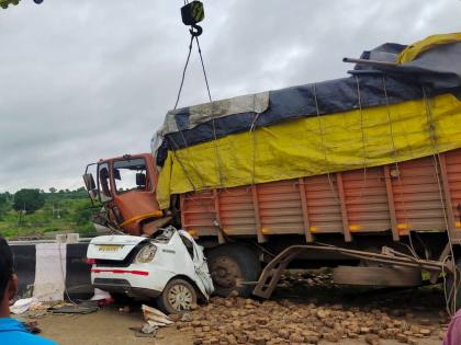 Six killed in tempo accident near Patoda beed; they are going to Pune for a wedding | Beed Accident News: बीडवर शोककळा! पाटोद्याजवळ भीषण अपघातात सहा ठार; लग्नसोहळ्यासाठी पुण्याला जात होते