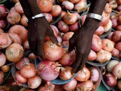 Onion Holi before Market Committee; Movement in Srirampur | बाजार समितीसमोर कांद्याची होळी; श्रीरामपुरात आंदोलन