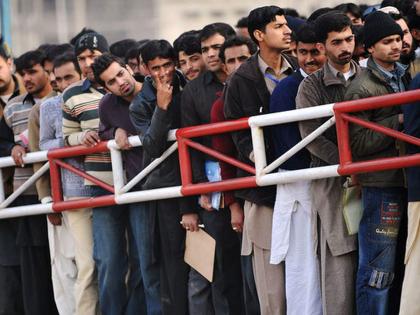 Pakistan Crisis: Pakistan will be a country of old people! More than half of the youth want to leave the country, shocking report | Pakistan Crisis: पाकिस्तान म्हाताऱ्यांचा देश होणार! निम्म्याहून अधिक तरुणांना देश सोडायचाय, धक्कादायक रिपोर्ट