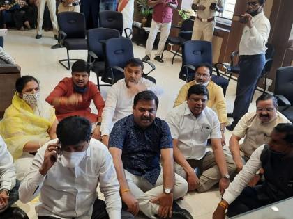 General meetings held online; Opposition sits in Pune mayor's hall | सर्वसाधारण सभा ऑनलाईन घेतली; पुणे महापौरांच्या दालनात विरोधकांचा ठिय्या