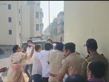 Kasba Chinchwad By-elections: Independent candidate-BJP supporters clash in Chinchwad; Fight in front of the police, Video Viral | पोटनिवडणूक: चिंचवडमध्ये अपक्ष उमेदवार- भाजपा समर्थक भिडले; पोलिसांसमोरच हाणामारी