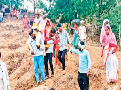 Hey Dada how can you have a wedding ceremony where the groomsmen carry the bride and groom on their shoulders Issue about Basic facilities in villages of Satpura | अहो दादा...लग्न समारंभात कशी करता येईल हाैस-माैज; जिथे नवरा-नवरीला खांद्यावर घेत निघते वऱ्हाडींची फाैज Hey Dada how can you have a wedding ceremony where the groomsmen carry the bride and groom on their shoulders Issue about Basic facilities in villages of Satpura | अहो दादा...लग्न समारंभात कशी करता येईल हाैस-माैज; जिथे नवरा-नवरीला खांद्यावर घेत निघते वऱ्हाडींची फाैज