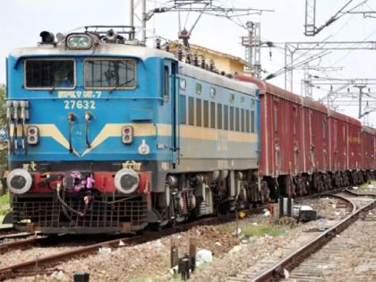 As the coupling broke, the engine run straight leaving the freight train behind | अन् मालगाडीचे डबे सोडून इंजिन धावले सुसाट