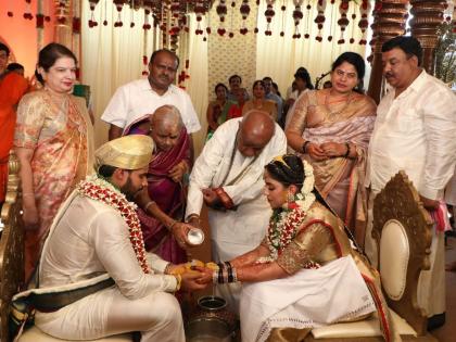 CoronaVirus HD Kumarswamy son Nikhil tied the knot with Revathi in Lockdown hrb | CoronaVirus लॉकडाऊनमध्ये कुमारस्वामींच्या मुलाचे थाटामाटात लग्न; कारवाईचे संकेत