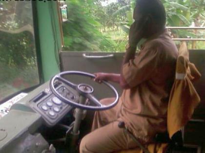 ST Bus drivers who cultivate mobile phone on-duty will be suspended, warning from authorities | ऑन ड्युटी मोबाईल प्रेम जोपासणारे बस चालक होणार निलंबित