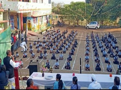 Teacher Rajendra Parteki runs the school 365 days a year; Various competitions are also held in the school on festival days | सण असो की उत्सव शाळा कधीच नसते कुलूप बंद