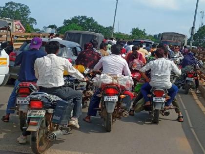 Two bikes collide head-on; 1 killed, three youth seriously injured | दोन दुचाकींची समोरासमोर धडक; १ ठार, तीन युवक गंभीर जखमी