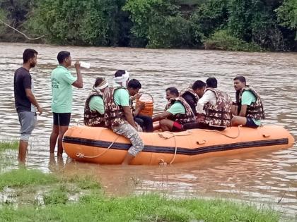 Dams overflow; The gates of Bembala, Lower Wardha opened | धरणे तुडुंब; बेंबळा, लोअर वर्धाचे दरवाजे उघडले; अडाण नदीच्या पात्रात तरुण वाहून गेला