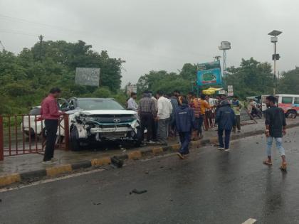 Another accident at Bazargaon Shiva Phata, speeding car hits the divider | बाजारगाव शिवा फाटा येथे पुन्हा अपघात, भरधाव कार दुभाजकावर आदळली