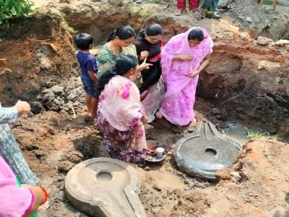 Shivling found in the excavation of Mata temple hall in Neri | नेरीत माता मंदिर सभागृह खोदकामात आढळले शिवलिंग