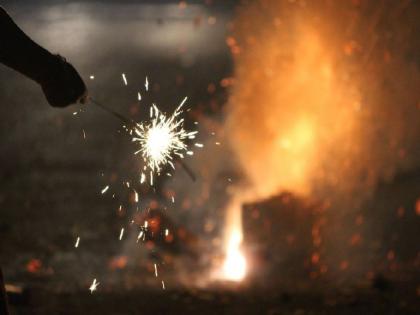 Fireworks on diwali goes 'out of control', the role of the police is just to watch; violation of rules openly in nagpur | फटाक्यांची आतषबाजी ‘आऊट ऑफ कंट्रोल’, पोलिसांची बघ्याचीच भुमिका