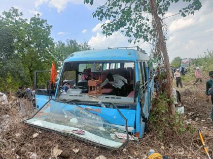 A bus trying to rescue a two-wheeler met with an accident on Shirsoli road in Jalgaon taluka | दुचाकीला वाचविण्याच्या नादात बस आदळली झाडावर; चार प्रवासी जखमी 