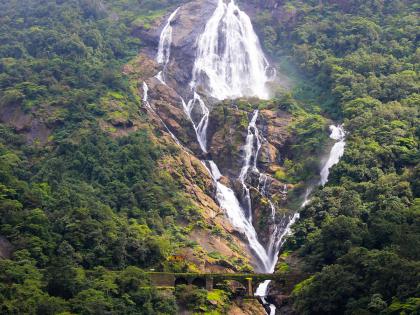 waterfalls attract tourists natural tourism started in the seventies | धबधबे पर्यटकांना खुणावताहेत; सत्तरीत नैसर्गिक पर्यटनाला सुरुवात 