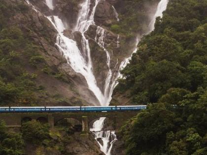 Goa's Dudhsagar Falls finally open; Lots of tourists | गोव्याचा दुधसागर धबधबा अखेर खुला; पर्यटकांची लगबग