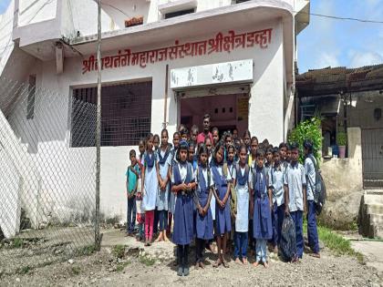 Due to lack of classrooms in Washim district, the school is being filled in the temple | शाळेत वर्गखोल्यांची कमतरता; मंदिरातच भरते जिल्हा परिषदेची शाळा 