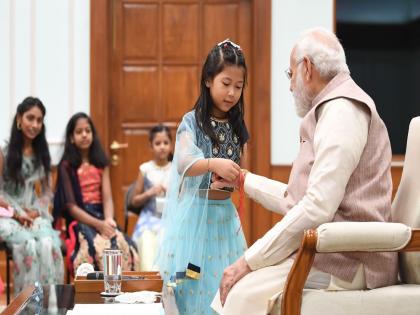 Rakhi to PM Narendra Modi tied by daughter of gardeners, soldiers, sanitation workers | माळी, शिपाई, स्वच्छता कर्मचाऱ्यांच्या मुलींनी बांधली पंतप्रधान नरेंद्र मोदींना राखी