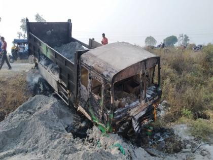 Dumper fire kills 2 victims | जाळले की जळाले ?, १२ जणांचा बळी घेणारे डंपर जळून खाक