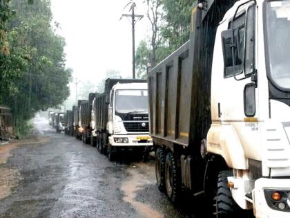 Villagers prevented dumper traffic, and pedestrians were injured due to jumping | ग्रामस्थांनी डंपर वाहतूक रोखली, भीतीने उडी मारल्याने पादचारी जखमी