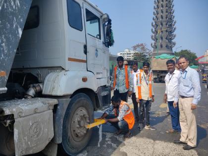 Action on dumpers carrying debris Two vehicles fined after inspection of 140 vehicles |  डेब्रिज वाहून नेणाऱ्या डम्परवर कारवाई; १४० वाहनांची पाहणीनंतर दोन वाहनांना दंड