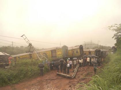 Nine trains collapsed due to collapse of nine coaches of Nagpur-Duronto Express, overhead wire collapses during rescue operation | नागपूर-दुरांतो एक्स्प्रेसचे 9 डबे घसरुन अपघात, मदतकार्यादरम्यान ओव्हरहेड वायर पडल्यानं रेल्वेचे 6 कर्मचारी जखमी