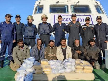 400 crore worth of heroin seized from a Pakistani boat Seven people were arrested | पाकिस्तानच्या बोटीतून आलेले ४०० कोटी रुपयांचे हेरॉइन जप्त; सात जणांना केली अटक