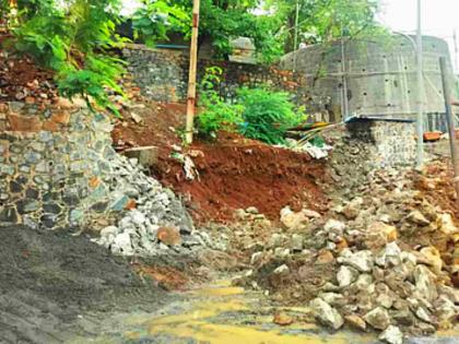 Durgadi Fort's protective wall collapsed; beautification and reinforcement work is poor | किल्ले दुर्गाडीची संरक्षक भिंत कोसळली; सुशोभीकरण, मजबुतीकरणाचे काम निकृष्ट Durgadi Fort's protective wall collapsed; beautification and reinforcement work is poor | किल्ले दुर्गाडीची संरक्षक भिंत कोसळली; सुशोभीकरण, मजबुतीकरणाचे काम निकृष्ट