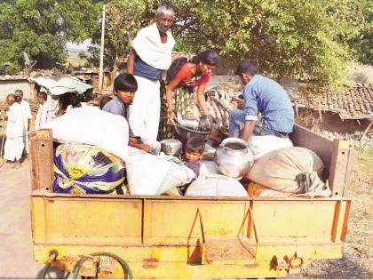 Drought in Marathwada : Due to drought, farmers migrate to Karnataka | Drought In Marathwada : दुष्काळी परिस्थितीमुळे शेतकऱ्यांचे ऊसतोडणीच्या कामासाठी कर्नाटकात स्थलांतर 