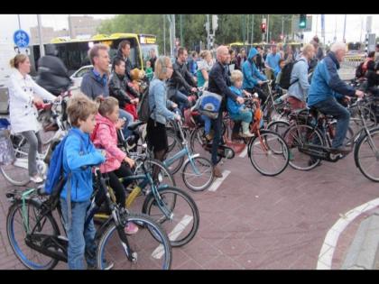 Netherlands government giving tax concession to cycle riders, know the reason | 'या' देशात लोकांपेक्षा जास्त आहे सायकलींची संख्या, सरकार टॅक्समध्ये देतीये सूट!