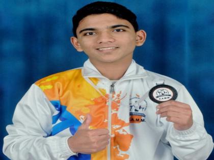 Durvank Patadala Silver Medal in National Kick Boxing | राष्ट्रीय किक बॉक्सिंगमध्ये दुर्वांक पाताडेला रौप्यपदक