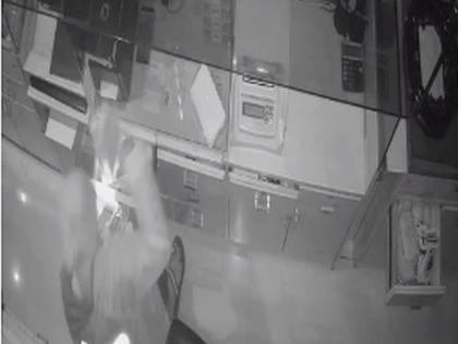 1 crore 10 lakh worth of goods looted by breaking into a bullion shop; The incident was caught on CCTV camera | सराफाचे दुकान फोडून तब्बल १ कोटी १० लाख रुपयांचा मुद्देमाल लंपास; घटना सीसीटीव्ही कॅमेरात कैद