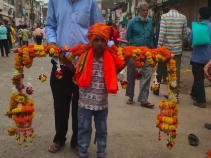 Kavadhari Shiva devotees bring water from Purna to offer Jalabhishek to the adorable deity Sri Raj-Rajeshwar. | शिवभक्ती...६ वर्षाच्या चिमुकल्याने १७ कि.मी. पायी चालीत अभिषेकासाठी आणले पूर्णेचे जल