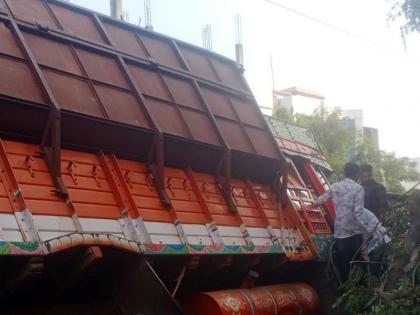 The truck rammed into the hotel when the driver lost control in solapur | चालकाचे नियंत्रण सुटल्याने ट्रक हॉटेलमध्ये घुसला; सुदैवाने जीवितहानी टळली