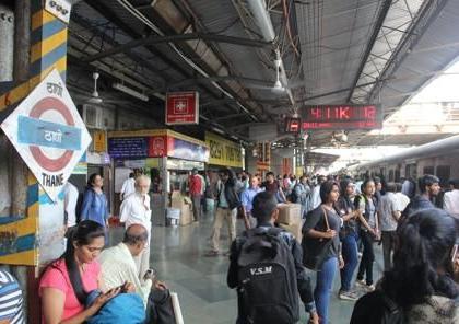 Travelers back to the 'Buy Goods Free' train program without bills | बिल न दिल्यास ‘खरेदी केलेल्या वस्तू मोफत’ या रेल्वेच्या उपक्रमाकडे प्रवाशांची पाठ