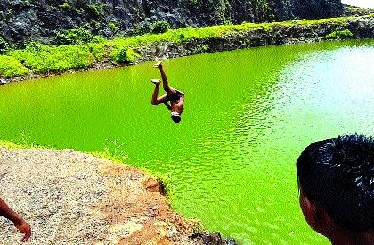 Deadly Stunts in Mine Water ..! | खाणीच्या पाण्यात जीवघेणे स्टंट..!