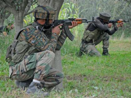 Jawans encircle terrorists in Bandipur; One killed in a skirmish | बंदीपुरामध्ये जवानांनी दहशतवाद्यांना घेरले; चकमकीत एक ठार