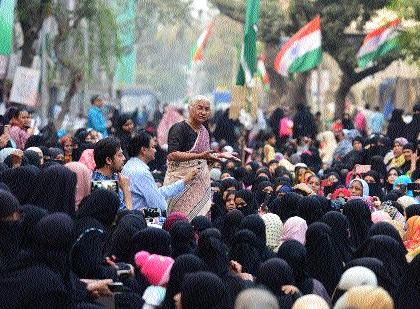 Medha Patkar visits the protesting women in Nagpada | नागपाड्यातील आंदोलक महिलांच्या भेटीला मेधा पाटकर