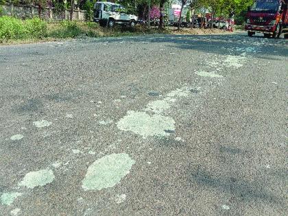 Chemical sludge roads in Mahad | महाडमध्ये रासायनिक गाळ रस्त्यावर