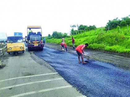 wakan-Khopoli highway potholes feeling start | वाकण - खोपोली महामार्गावरील खड्डे भरण्यास सुरुवात