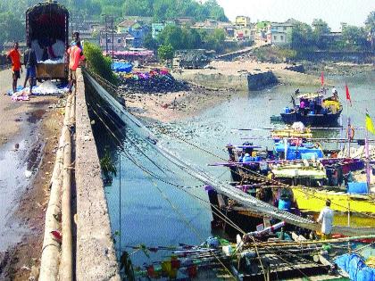 Boats sail off the shore in the deep sea | मुरुड किनाऱ्यावरील बोटी निघाल्या खोल समुद्रात