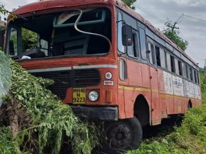 As the steering went free, the driver lost control and the bus veered towards the road | एसटी बस रस्त्याकडेच्या चारीत, प्रवासी किरकोळ जखमी; नगर-जामखेड मार्गावरील घटना