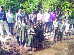 The Vanarai Dam built by the students of Usar | उसरच्या विद्यार्थ्यांनी बांधला वनराई बंधारा